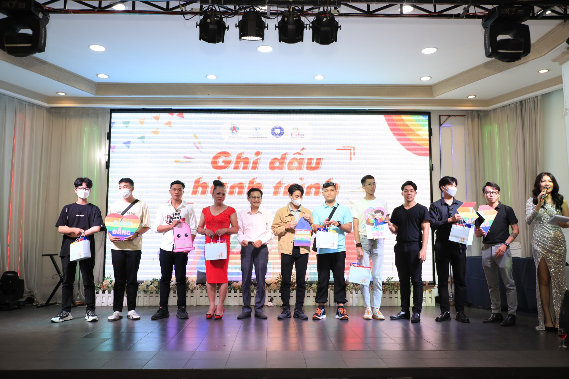 Lãnh đạo Trung tâm Kiểm soát bệnh tật tỉnh Khánh Hòa tặng hoa cho những thành viên tham gia hoạt động tại chương trình.