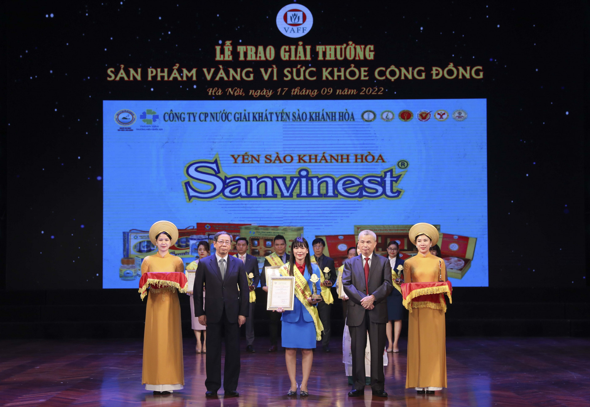 Chủ tịch HĐQT Công ty Cổ phần Nước giải khát Yến sào Khánh Hòa nhận giải thưởng