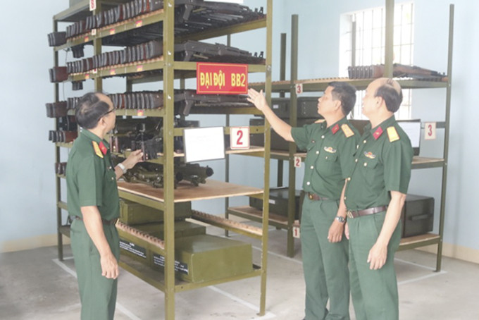 Lãnh đạo Ban Chỉ huy Quân sự thị xã Ninh Hòa kiểm tra kho vũ khí - đạn của đơn vị.