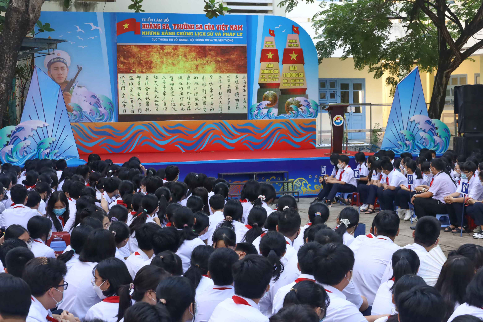 Học sinh Trường THCS Thái Nguyên xem triển lãm số Hoàng Sa, Trường Sa của Việt Nam được trình chiếu trên màn hình. 