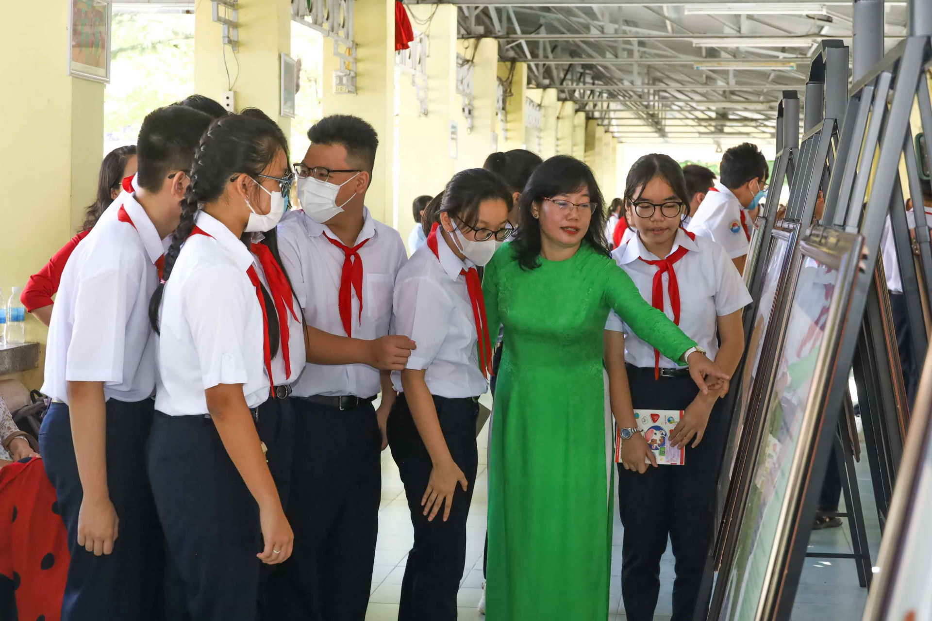 Giáo viên, học sinh Trường THCS Thái Nguyên xem hình ảnh giới thiệu về chứng cứ lịch sử, pháp lý về Hoàng Sa, Trường Sa của Việt Nam. 