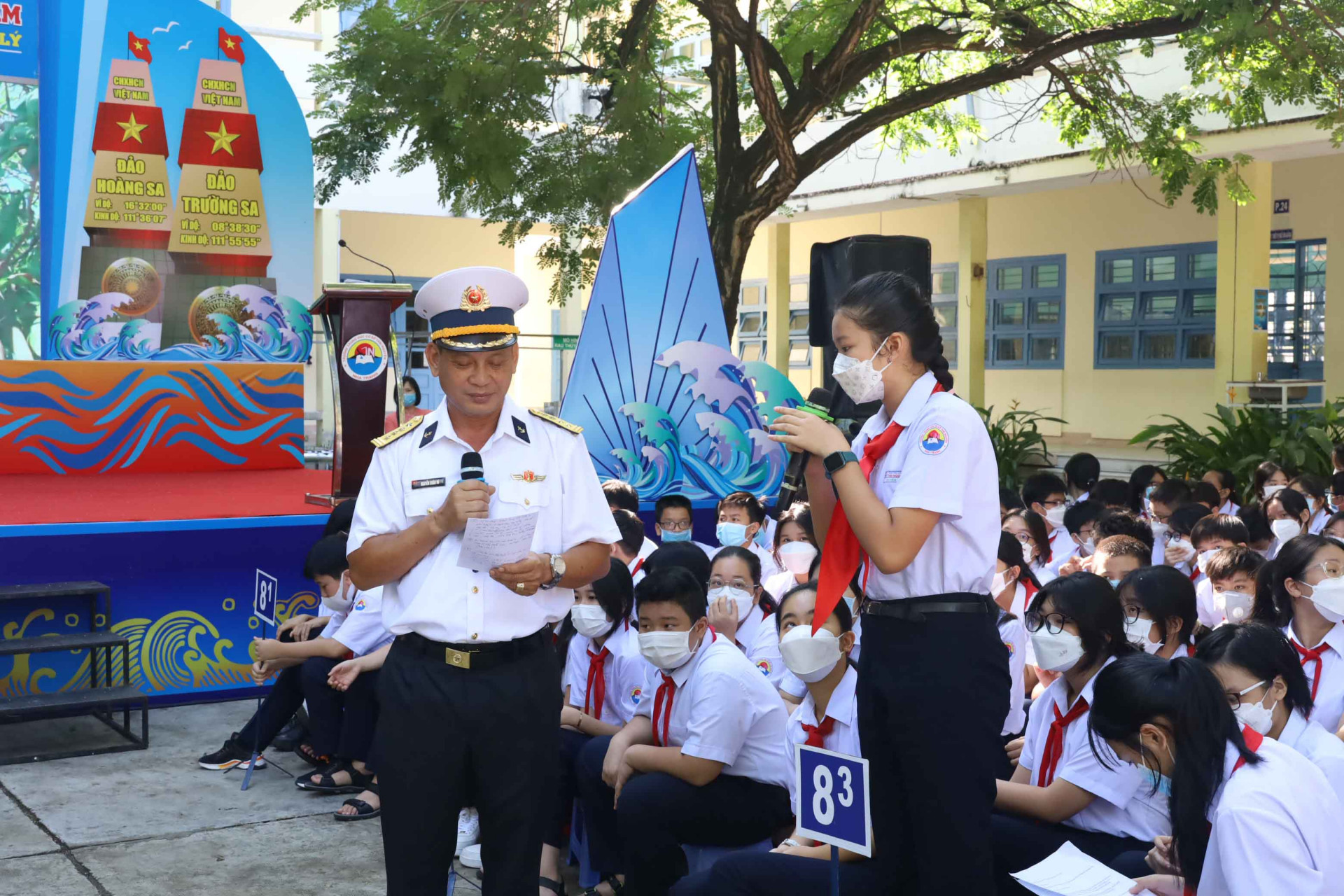 Học sinh Trường THCS Thái Nguyên giao lưu với báo cáo viên đến từ Học viện Hải quân.