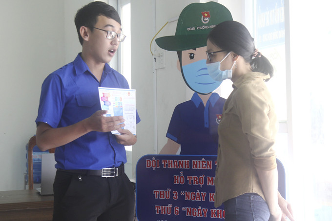 Cán bộ Đoàn phường Ninh Thủy (thị xã Ninh Hòa) giới thiệu với người dân về mô hình hỗ trợ thực hiện thủ tục hành chính tại phường. 