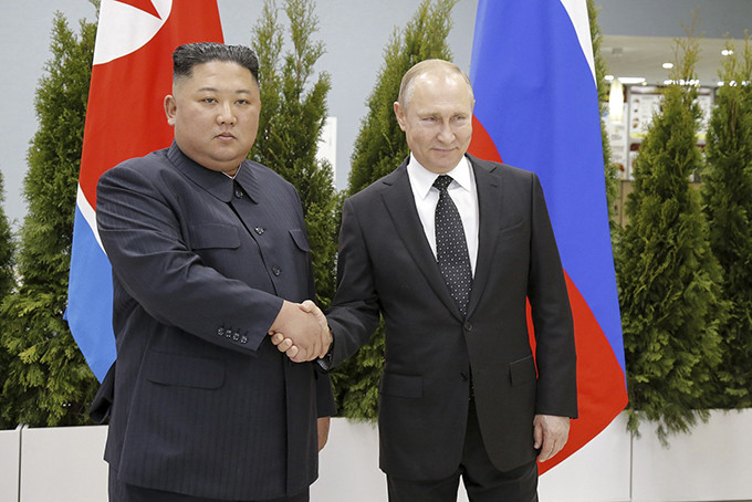Nhà lãnh đạo Triều Tiên Kim Jong-un và Tổng thống Nga Putin. (Nguồn: AP)