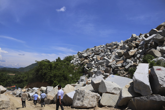 Đoàn giám sát Ban Pháp chế HĐND tỉnh kiểm tra một mỏ khai thác đá tại núi Hòn Chuông (huyện Diên Khánh).