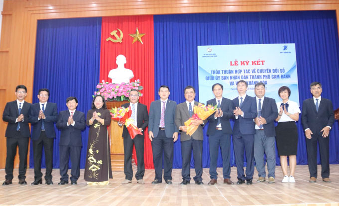 Lễ ký kết thỏa thuận hợp tác về chuyển đổi số giữa UBND TP. Cam Ranh và VNPT Khánh Hòa.