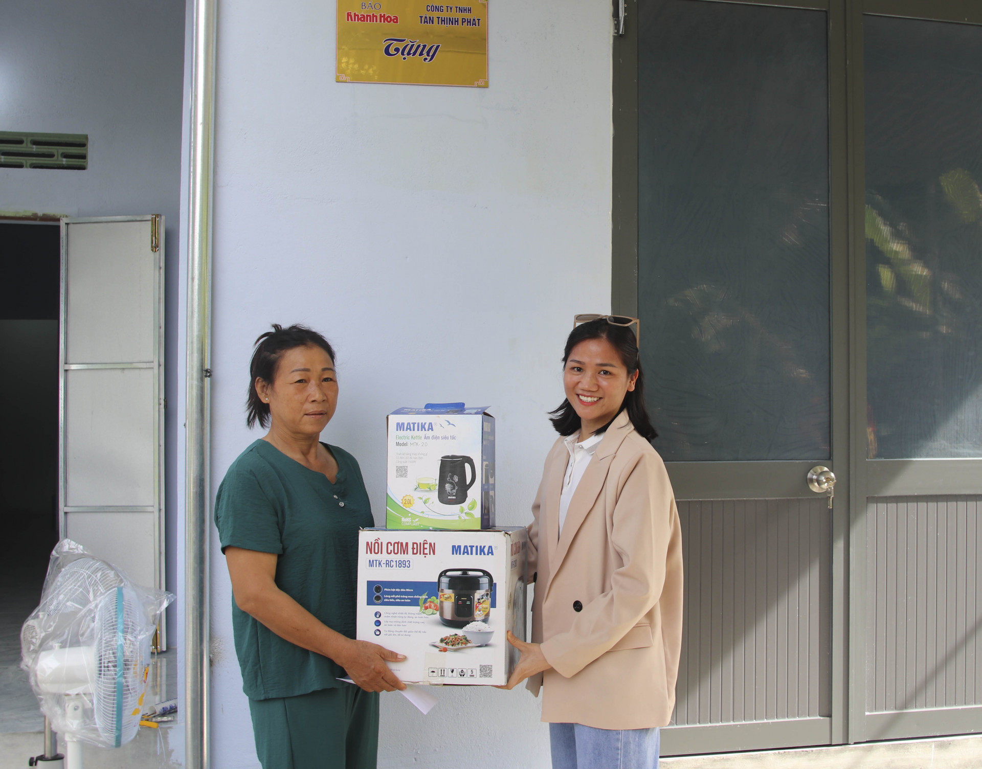 Công ty TNHH Sản xuất và Thương mại Khang Nguyễn tặng quà cho gia đình bà Thuỷ