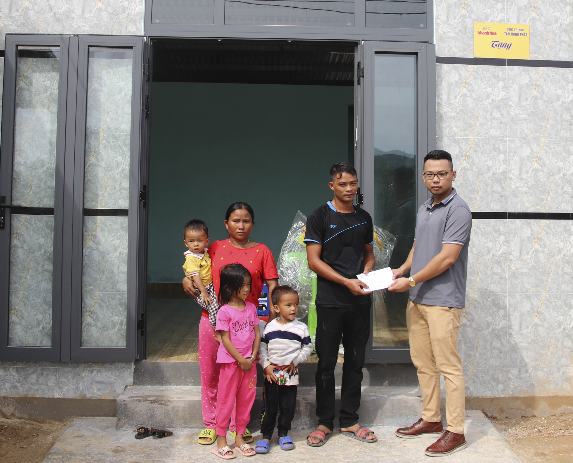 Công ty TNHH Tân Thịnh Phát tặng quà mừng nhà mới cho gia đình ông Cao Tân