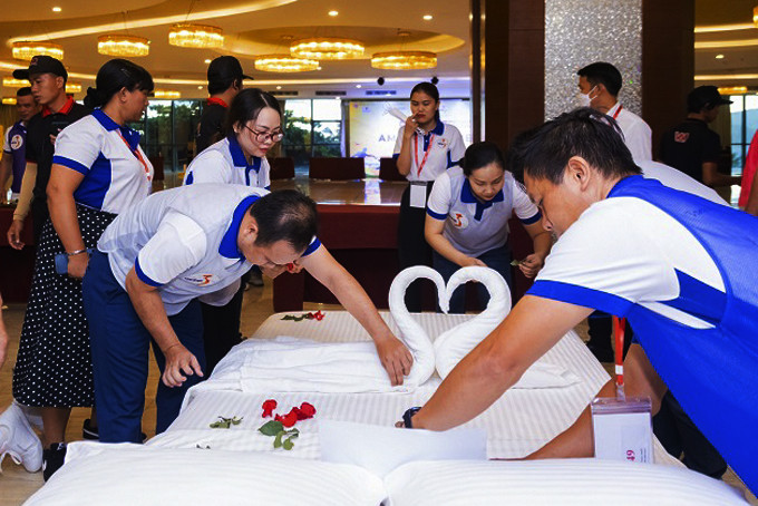 Nhân viên các khách sạn tham gia thi kỹ năng housekeeping (dọn dẹp buồng phòng) tại hội thảo.