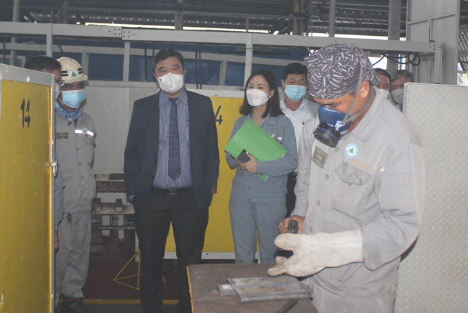Lãnh đạo Sở Lao động - Thương binh và Xã hội thăm, kiểm tra hoạt động sản xuất  tại Công ty TNHH Đóng tàu Hyundai Việt Nam.