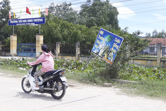 Cần dựng lại pa nô tuyên truyền