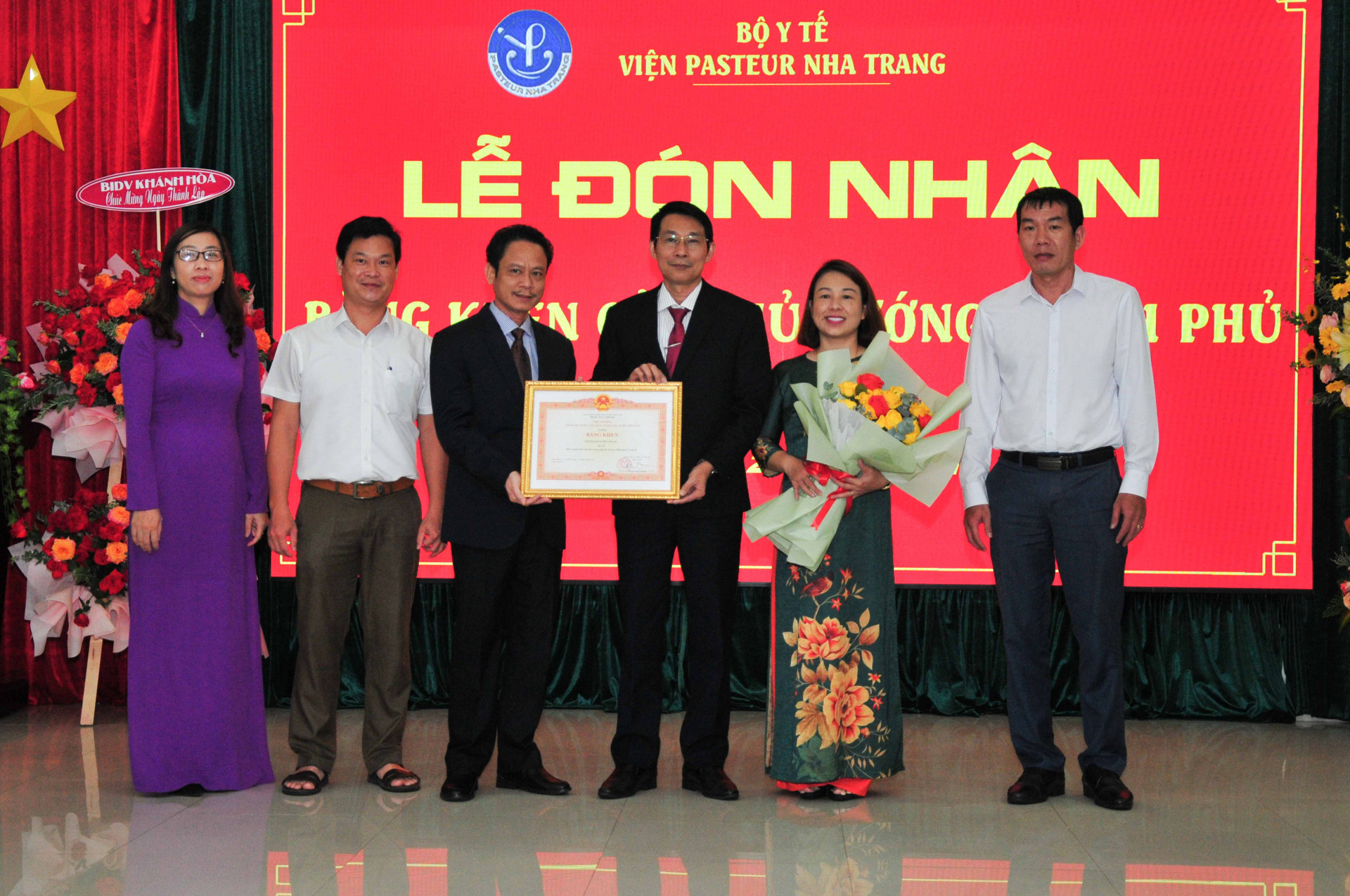 Ông Đinh Văn Thiệu trao bằng khen của Thủ tướng Chính phủ cho Viện Pasteur Nha Trang