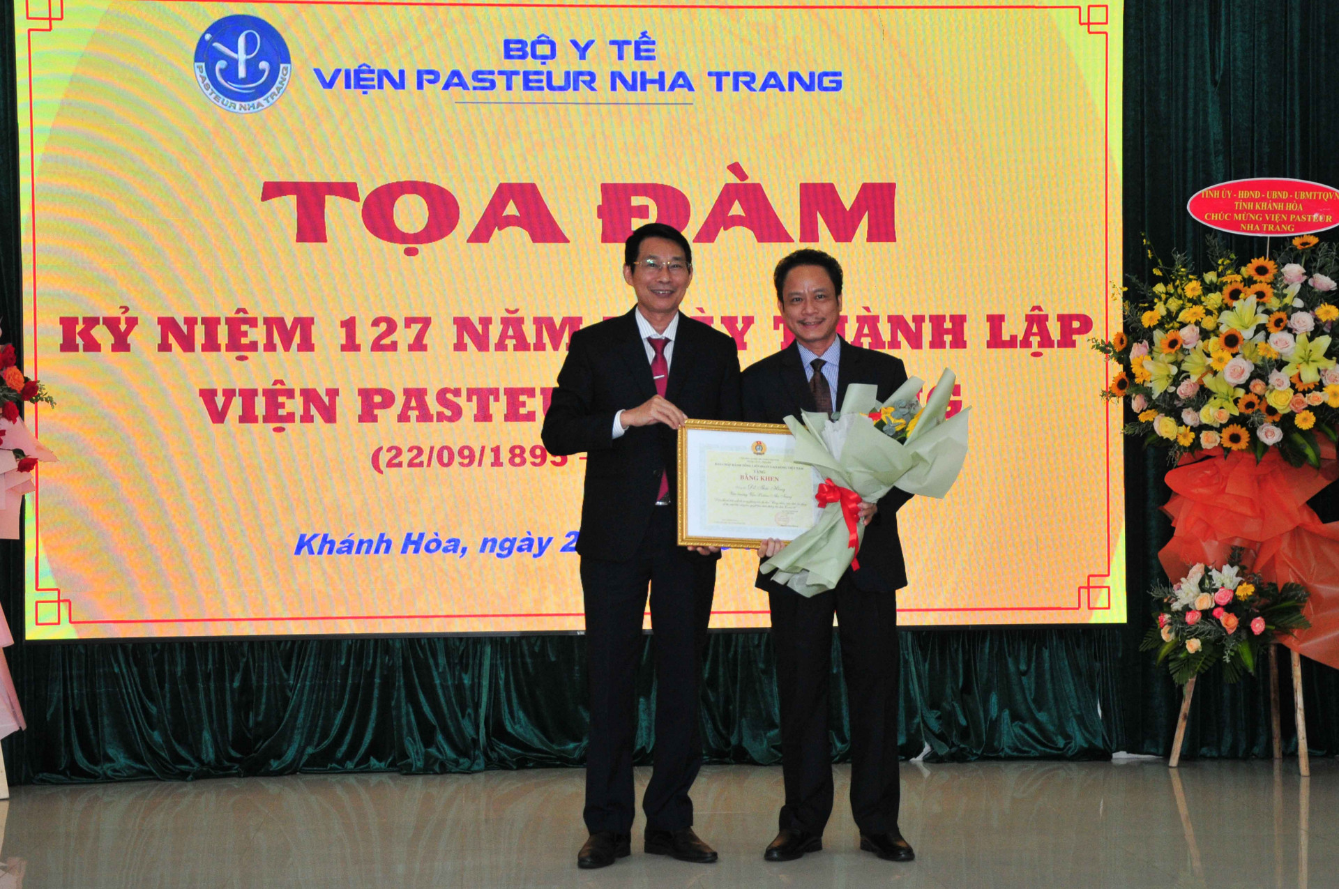 Ông Đinh Văn Thiệu trao bằng khen của Tổng Liên đoàn Lao động Việt Nam cho Viện trưởng Viện Pasteur Nha Trang