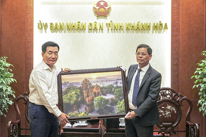Ông Nguyễn Tấn Tuân tặng quà cho ông Shin Hyeon Dea.