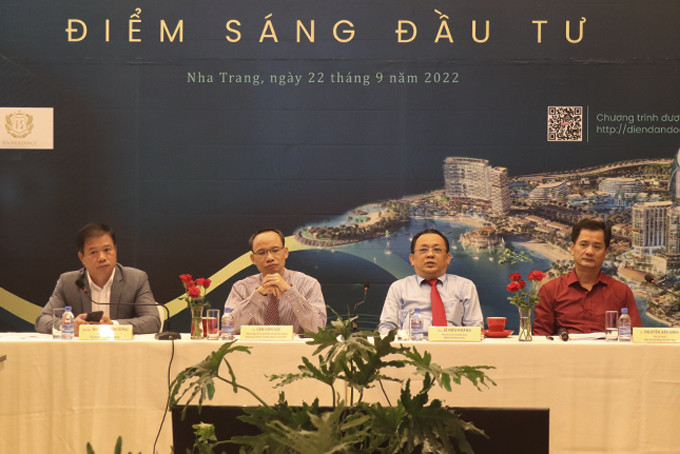 Ông Lê Hữu Hoàng cùng các chuyên gia điều hành hội thảo.