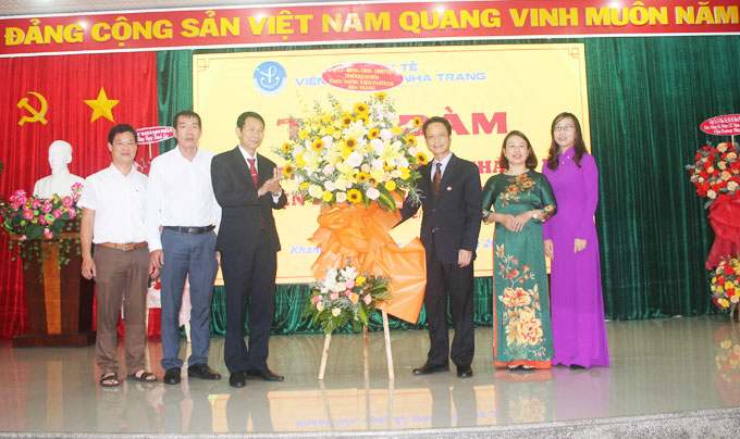Lãnh đạo UBND tỉnh tặng hoa của Tỉnh uỷ - HĐND - UBND - UBMTTQ Việt Nam tỉnh chúc mừng Viện Pasteur Nha Trang