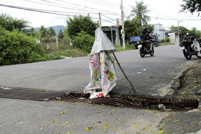 Cần sửa chữa nắp mương thoát nước