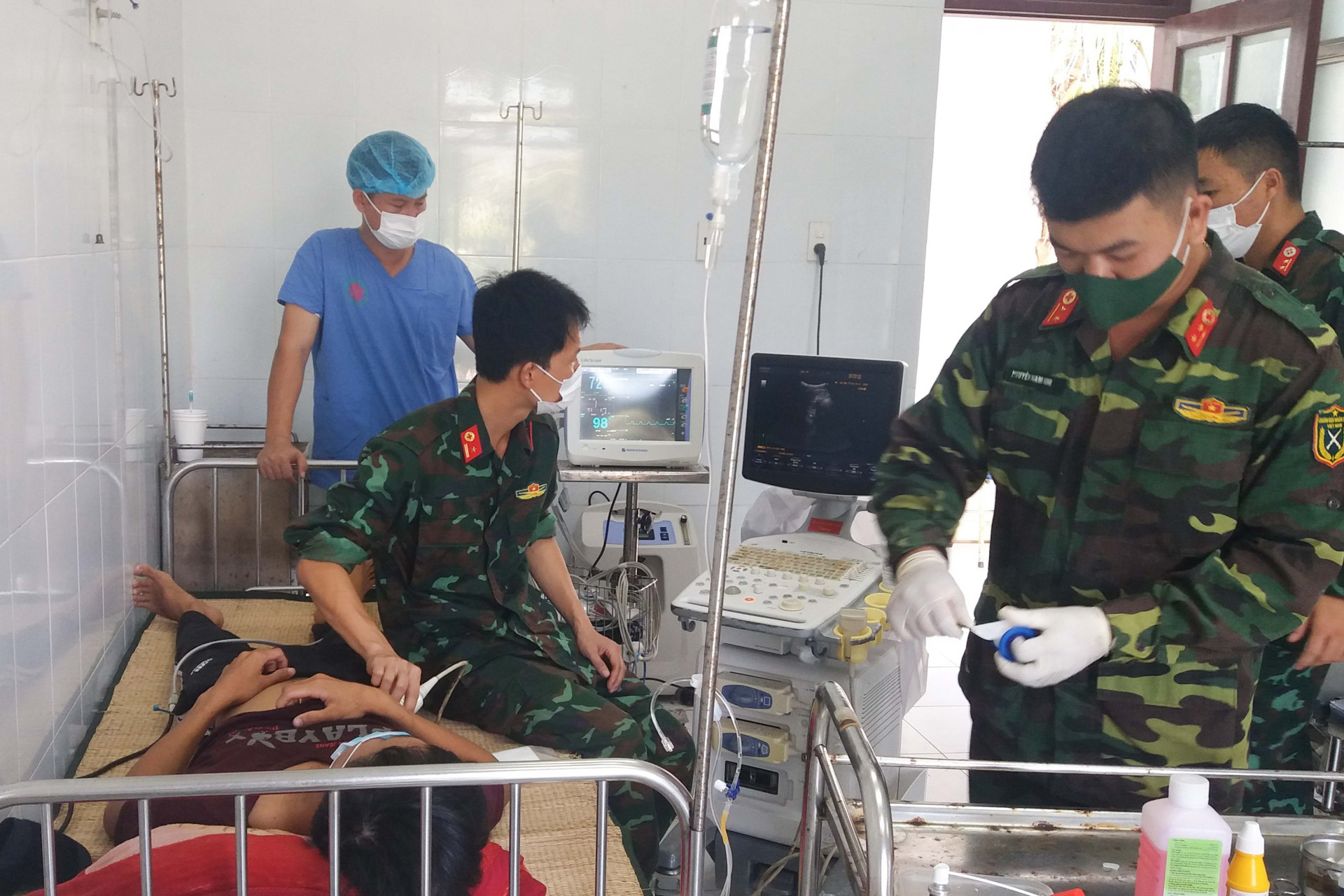 Quân y đảo Song Tử Tây thăm khám sức khỏe cho bệnh nhân 