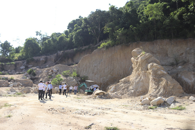 Ban Pháp chế HĐND tỉnh phát hiện phương tiện khai thác đất trái phép tại khu vực núi Hòn Thơm ngày 9-9.