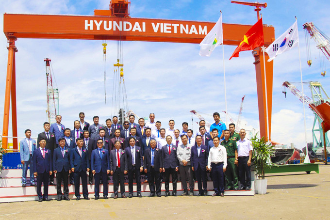 Khanh Hoa Province leaders and delegates posing wỉth 700 ton crane