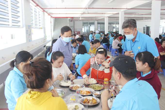 Cán bộ công đoàn nắm bắt, giám sát bữa ăn ca của công nhân tại Khu Công nghiệp Suối Dầu.