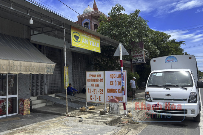 Chiếc xe tập lái hạng C đậu trước Trung tâm Đào tạo lái xe ô tô An toàn  (không có phép), có địa chỉ tại đường Hùng Vương, TP. Cam Ranh. 