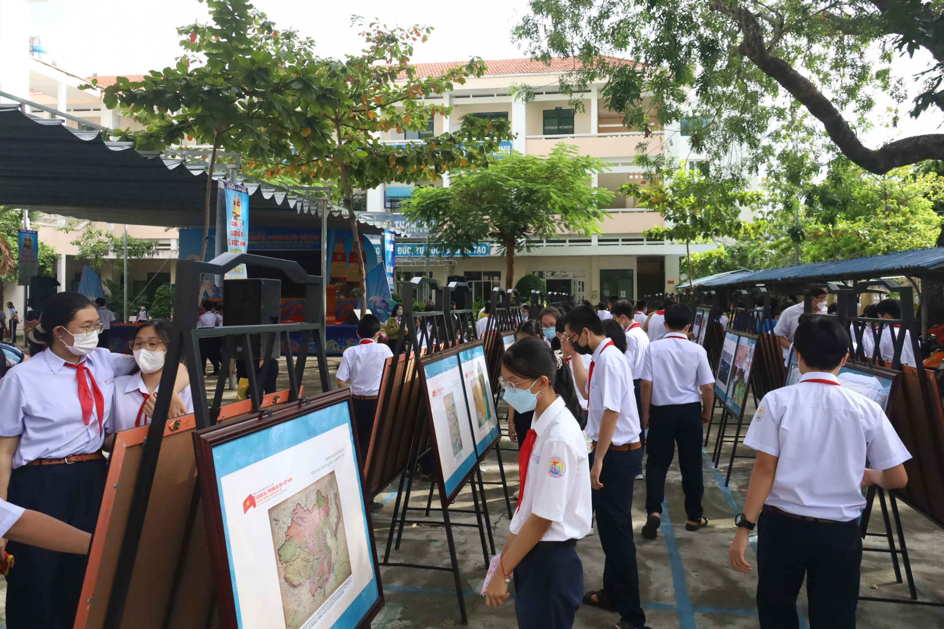 Học sinh Trường THCS Âu Cơ xem hình ảnh giới thiệu về chứng cứ lịch sử, pháp lý về Hoàng Sa, Trường Sa của Việt Nam. 
