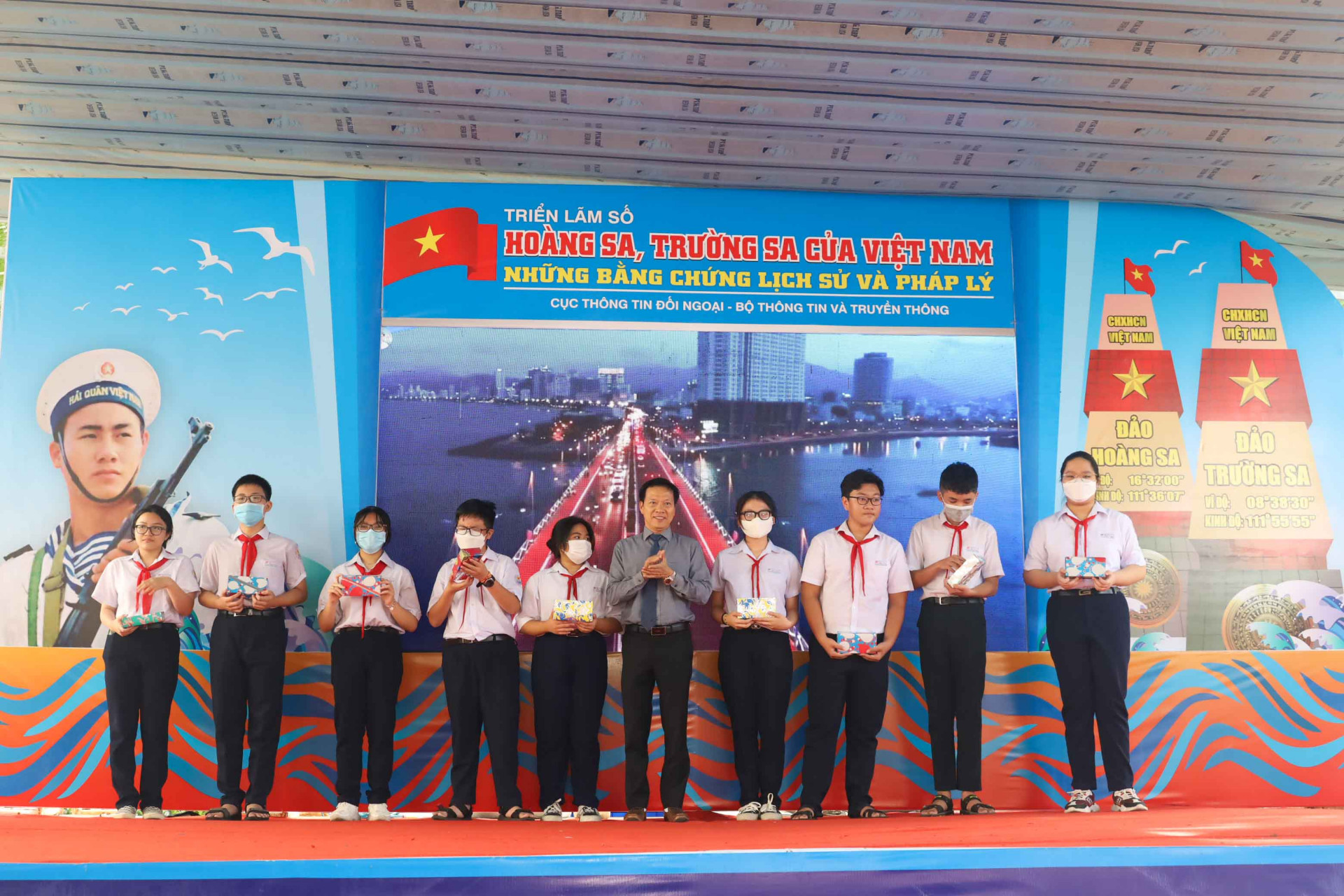 Lãnh đạo TP. Nha Trang trao quà tặng cho các học sinh có những câu trả lời đúng. 