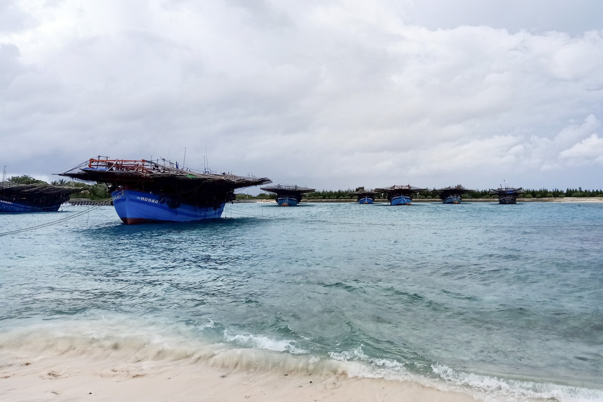 Các tàu cá neo đậu tránh trú bão trong âu tàu đảo Sinh Tồn.