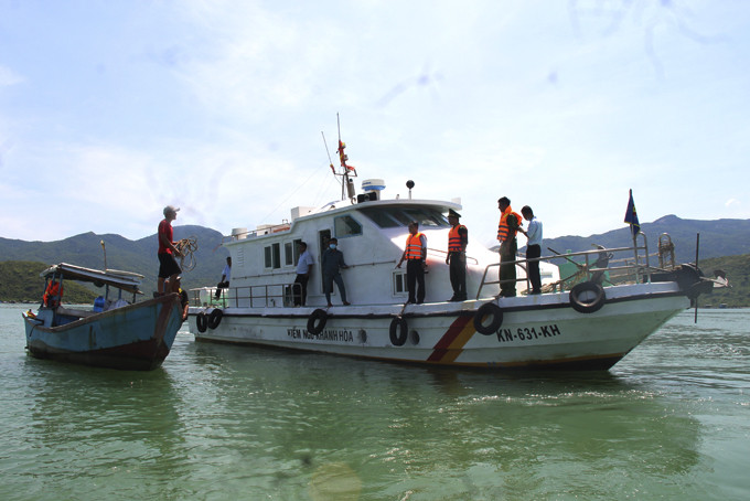 Lực lượng chức năng tuyên truyền đến ngư dân thị xã Ninh Hòa về các hành vi vi phạm trong khai thác thủy sản.