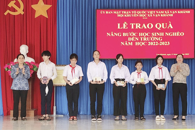 Hội Khuyến học xã Vạn Khánh, huyện Vạn Ninh tặng quà cho học sinh nghèo vượt khó. 