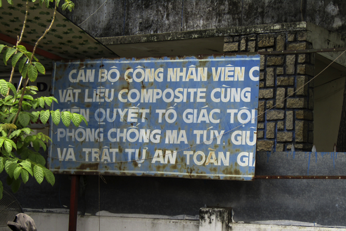 Pa nô tuyên truyền không còn nguyên vẹn