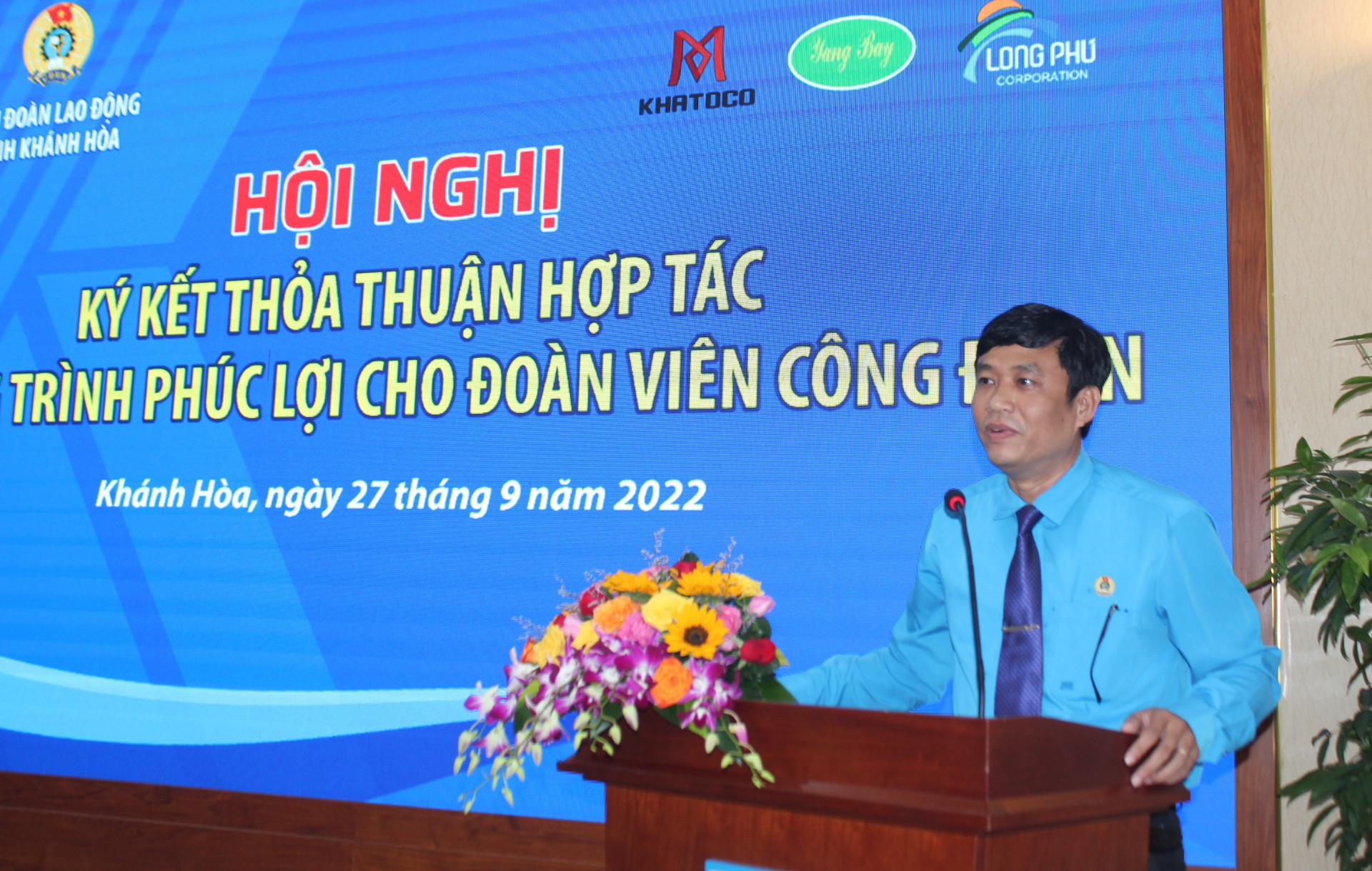 Ông Bùi Thanh Bình - Chủ tịch Liên đoàn Lao động Khánh Hòa phát biểu tại buổi lễ.
