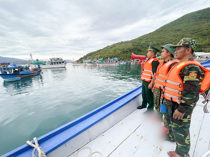 Lực lượng Bộ đội Biên phòng tỉnh kêu gọi tàu thuyền, người nuôi trồng thủy sản trên biển vào bờ tránh trú bão.