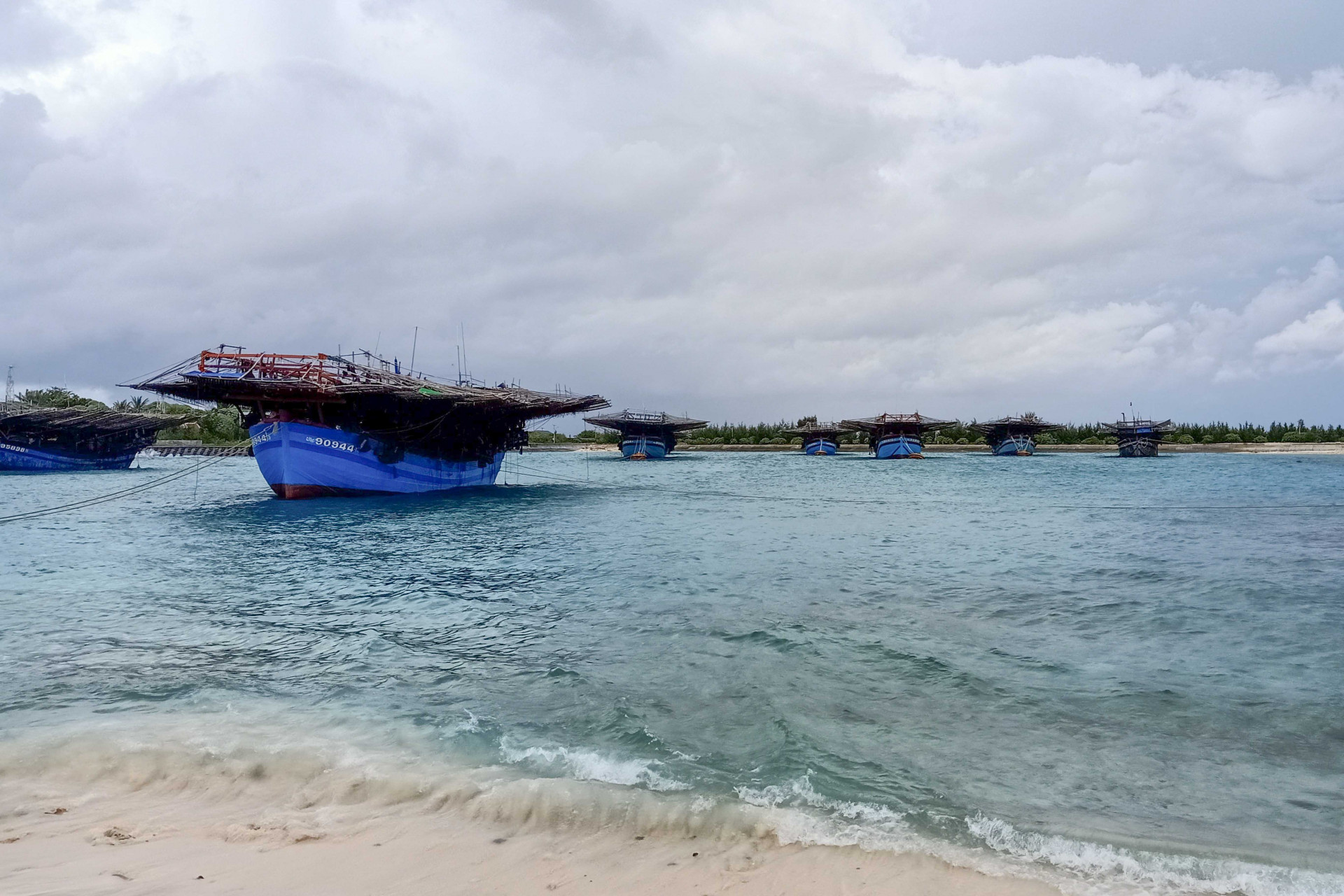 Tàu cá neo đậu tránh trú bão ở đảo Sinh Tồn.