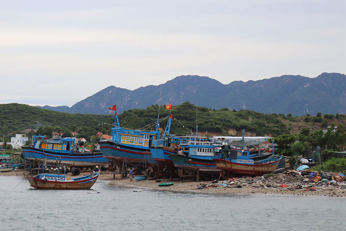 Tàu, thuyền được người dân kéo lên bờ tại Khu neo đậu tàu thuyền tránh trú bão Ninh Hải.