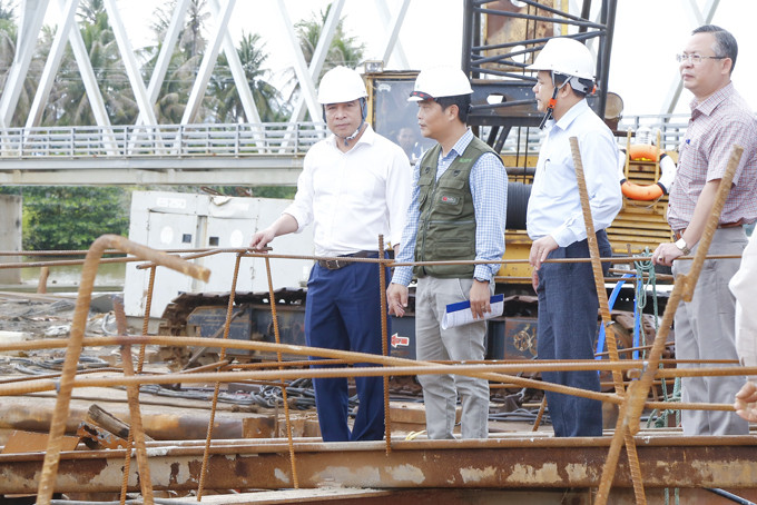 Đồng chí Nguyễn Khắc Toàn kiểm tra công tác ứng phó với bão số 4 tại khu vực thi công đập ngăn mặn trên sông Cái Nha Trang
