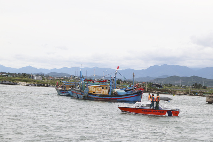 Đồn Biên phòng Ninh Hải kiểm tra tại Khu neo đậu tàu thuyền tránh trú bão Ninh Hải chiều 27-9.