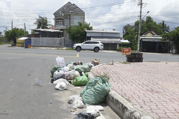 Vứt rác bừa bãi dưới lòng đường