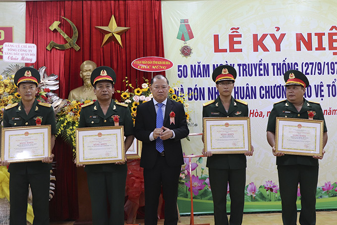 Ông Nguyễn Anh Tuấn trao bằng khen của Chủ tịch UBND tỉnh cho các tập thể.