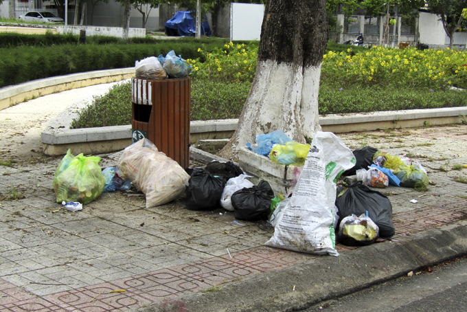 Cần khắc phục tình trạng xả rác ra công viên