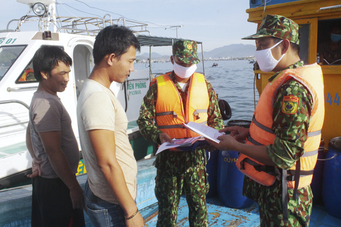 Lực lượng của đơn vị kiểm tra, kiểm soát kết hợp tuyên truyền cho ngư dân.