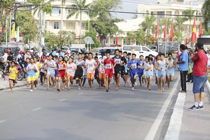 Cross-country runners at Ninh Hoa Town’s Sports Festival