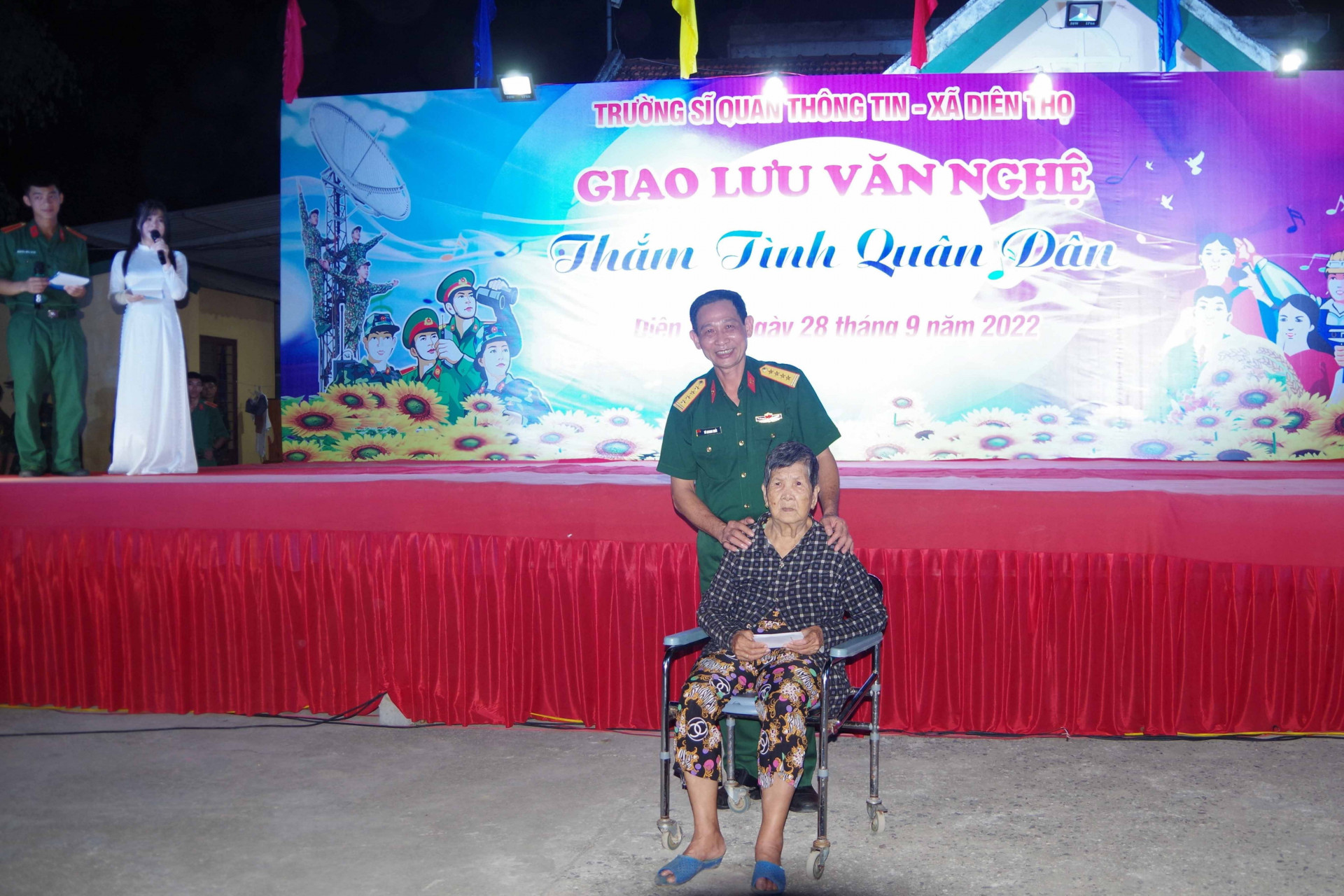 Trường Sĩ quan Thông tin trao quà hỗ trợ hộ nghèo của xã Diên Thọ