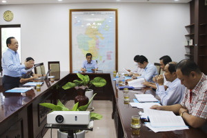 Ông Lê Hữu Hoàng chủ trì họp bàn về các dự án cụm công nghiệp