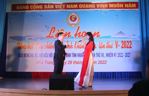 Tiết mục  "Đất nước tình yêu " của Đoàn CCB huyện Vạn Ninh.