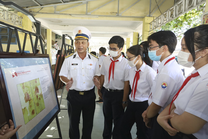 Staff of Naval Academy providing information about nation’s sea and islands for students of Thai Nguyen Junior High School