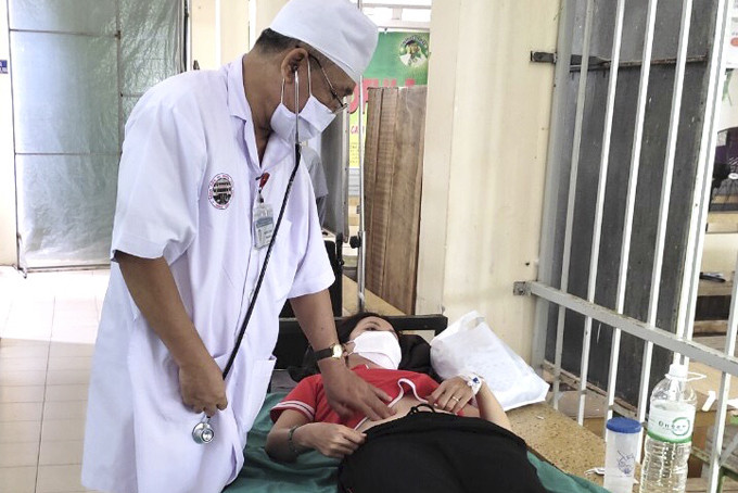 Thăm khám bệnh cho bệnh nhân mắc sốt xuất huyết tại Bệnh viện Đa khoa khu vực Ninh Hòa. 