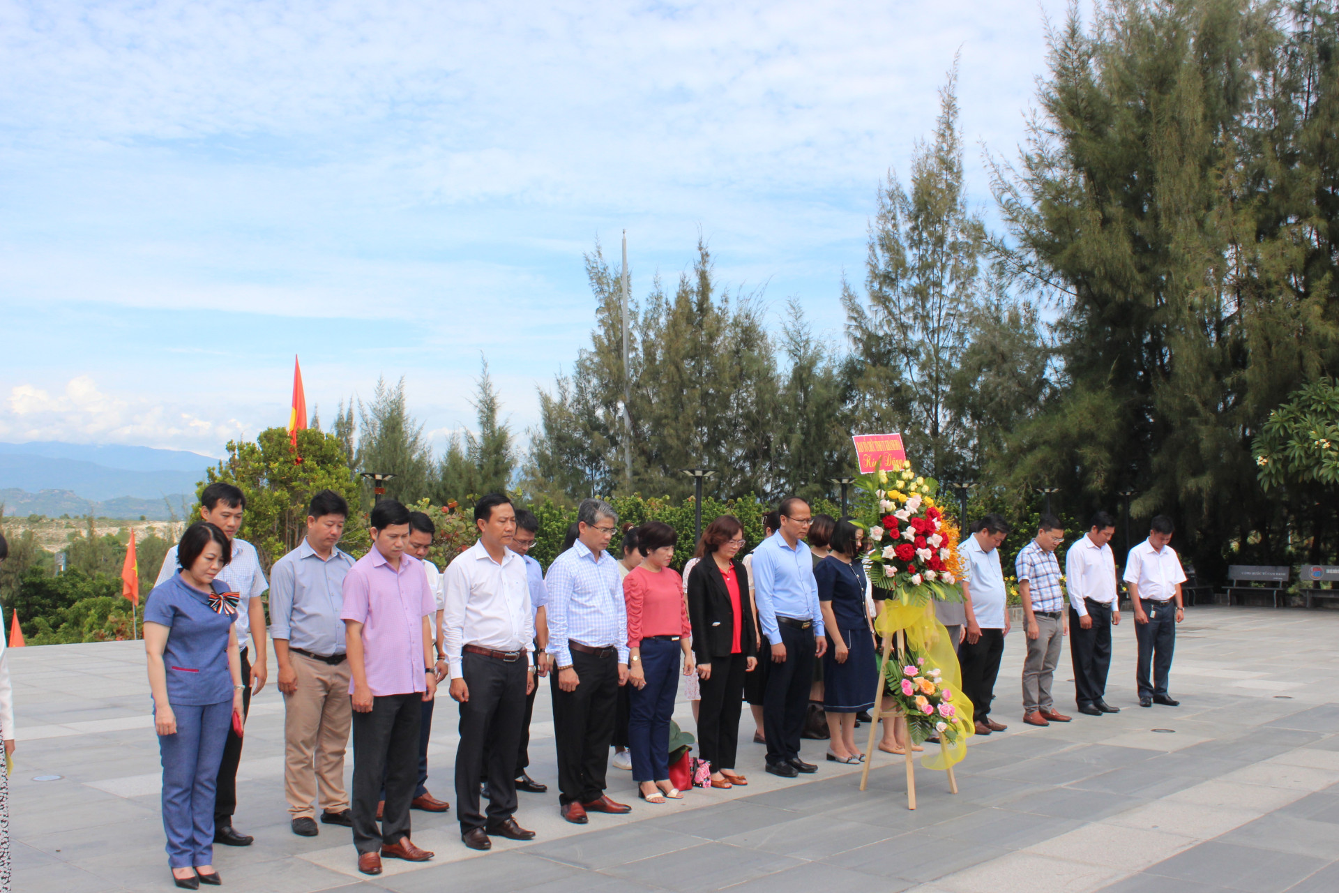 Các đại biểu dâng hoa, dâng hương và dành phút mặc niệm tri ân các anh hùng liệt sĩ.