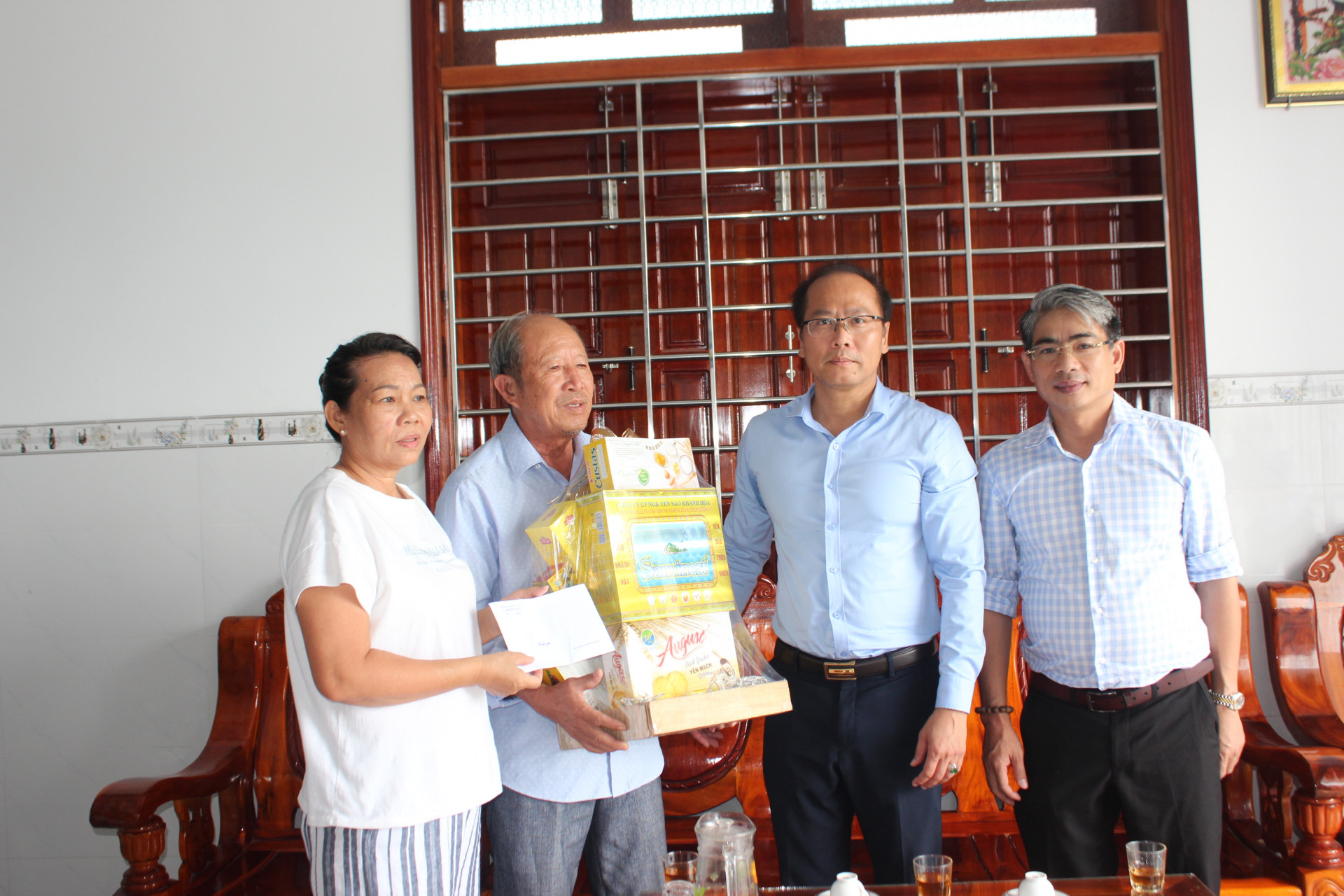  Ông Nguyễn Khắc Hà thăm, tặng quà gia đình ông Bùi Văn Nuôi.